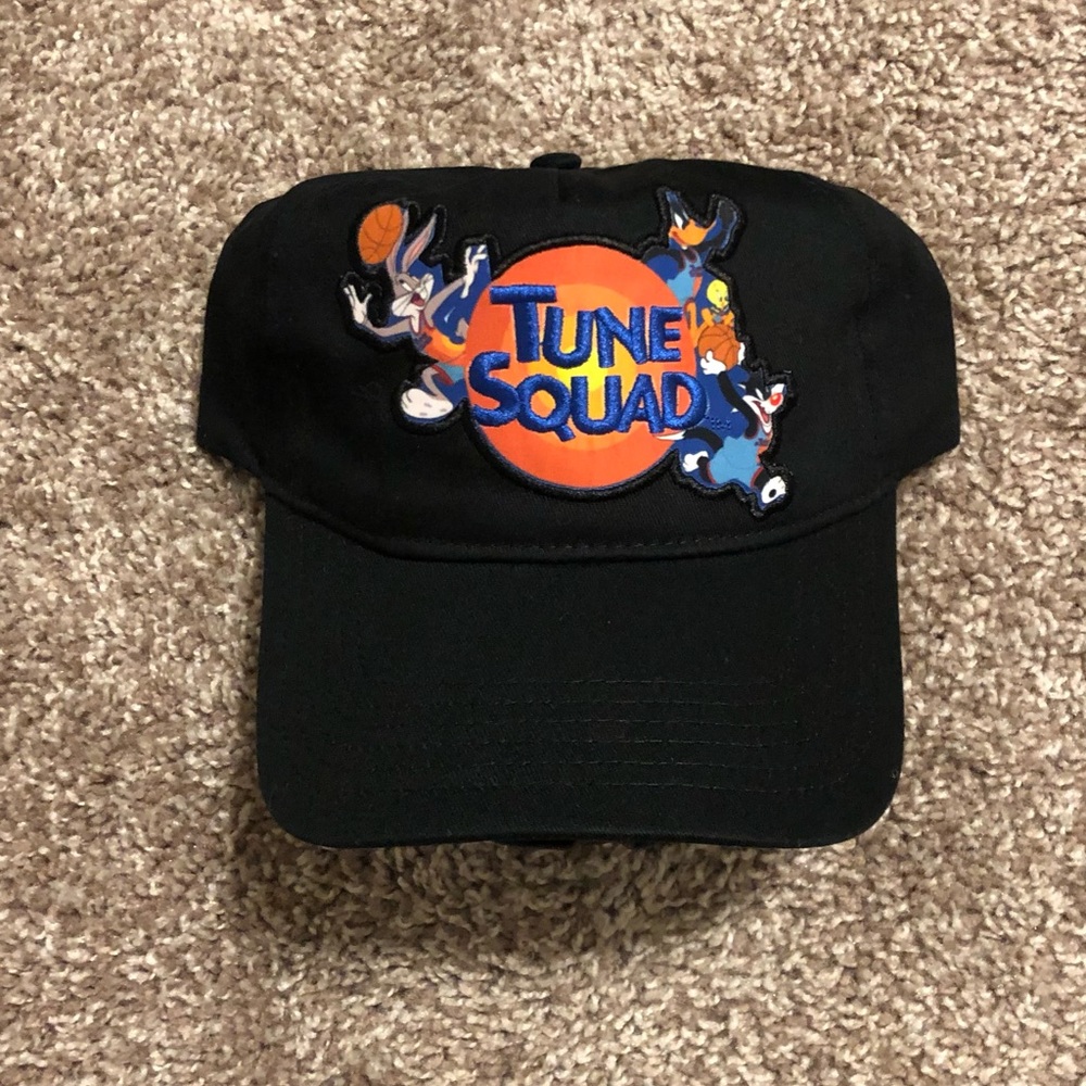 Black Loony Toons cap. Adjustable strap fit.